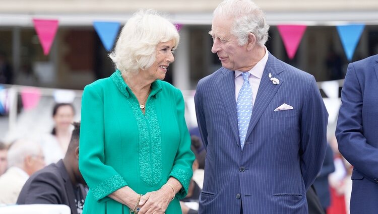 El Príncipe Carlos y Camilla Parker en the Big Jubilee Lunch por el Jubileo de Platino