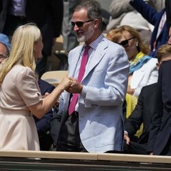 El Rey Felipe y Mette-Marit de Noruega se saludan ante Haakon de Noruega en la final de Roland Garros 2022