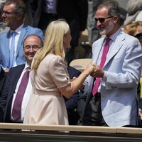 El Rey Felipe y Mette-Marit de Noruega se saludan ante Haakon de Noruega en la final de Roland Garros 2022