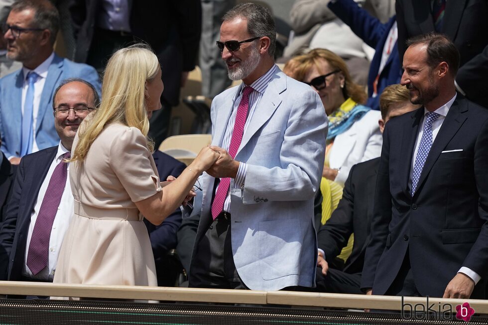 El Rey Felipe y Mette-Marit de Noruega se saludan ante Haakon de Noruega en la final de Roland Garros 2022