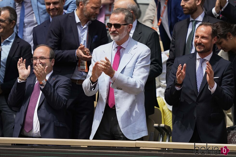 Miquel Iceta, el Rey Felipe y Haakon de Noruega en la final de Roland Garros 2022