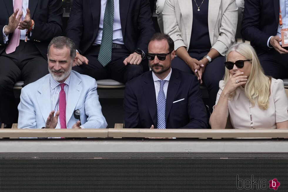 El Rey Felipe con Haakon y Mette-Marit de Noruega en la final de Roland Garros 2022