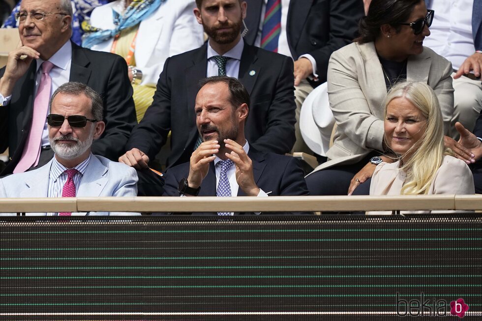 El Rey Felipe y Haakon y Mette-Marit de Noruega en la final de Roland Garros 2022 en París