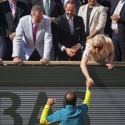 Mette-Marit de Noruega felicita a Rafa Nadal por su Roland Garros 2022 ante el Rey Felipe y Haakon de Noruega