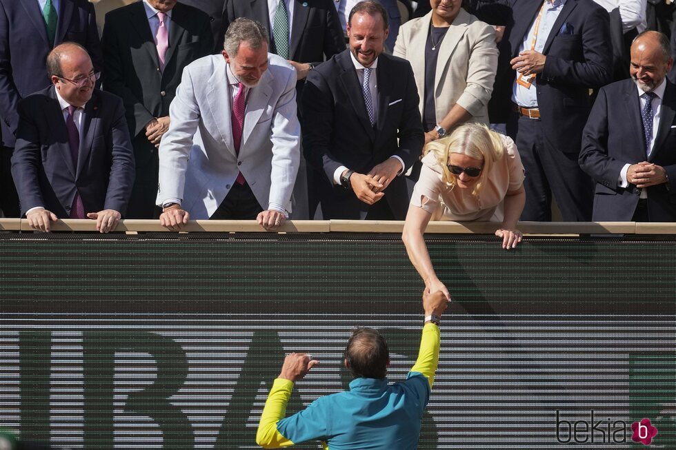 Mette-Marit de Noruega felicita a Rafa Nadal por su Roland Garros 2022 ante el Rey Felipe y Haakon de Noruega