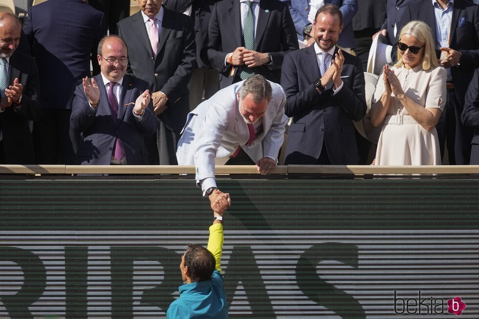 El Rey Felipe felicita a Rafa Nadal por su Roland Garros 2022 ante Haakon y Mette-Marit de Noruega