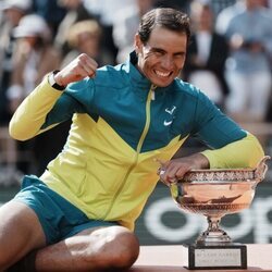 Rafa Nadal con su trofeo de Roland Garros 2022