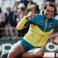 Rafa Nadal con su trofeo de Roland Garros 2022