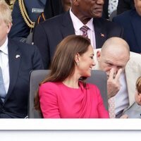 Mike Tindall bromea con el Príncipe Luis en presencia de Kate Middleton en el Desfile del Jubileo de Platino