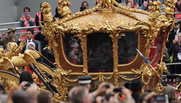 La Gold State Coach con un holograma de la Reina Isabel en el Desfile del Jubileo de Platino