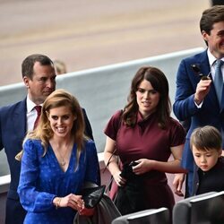 Peter Phillips, Eugenia de York, Beatriz de York y Edoardo Mapelli Mozzi y su hijo Wolfie en el Desfile del Jubileo de Platino