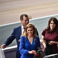 Peter Phillips, Eugenia de York, Beatriz de York y Edoardo Mapelli Mozzi y su hijo Wolfie en el Desfile del Jubileo de Platino