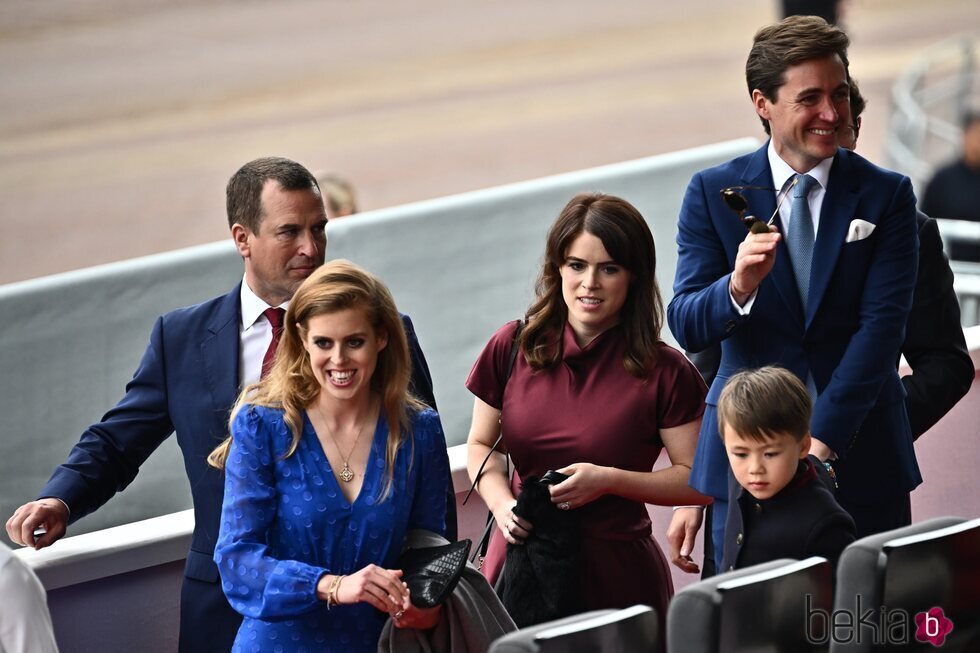 Peter Phillips, Eugenia de York, Beatriz de York y Edoardo Mapelli Mozzi y su hijo Wolfie en el Desfile del Jubileo de Platino