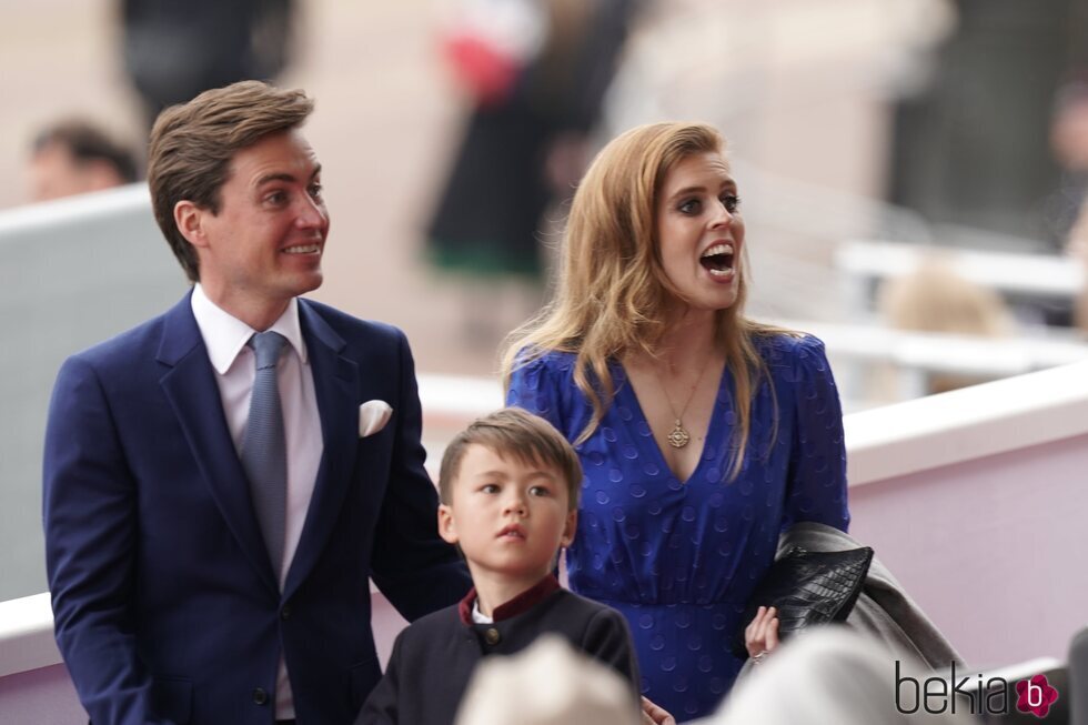 Beatriz de York y Edoardo Mapelli Mozzi y su hijo Wolfie en el Desfile del Jubileo de Platino