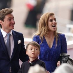 Beatriz de York y Edoardo Mapelli Mozzi y su hijo Wolfie en el Desfile del Jubileo de Platino