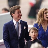 Beatriz de York y Edoardo Mapelli Mozzi y su hijo Wolfie en el Desfile del Jubileo de Platino