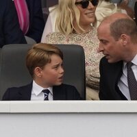 El Príncipe Guillermo y el Príncipe Jorge en el Desfile del Jubileo de Platino