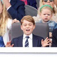 El Príncipe Guillermo y el Príncipe Jorge, Zara Phillips y su hija Lena Tindall en el Desfile del Jubileo de Platino