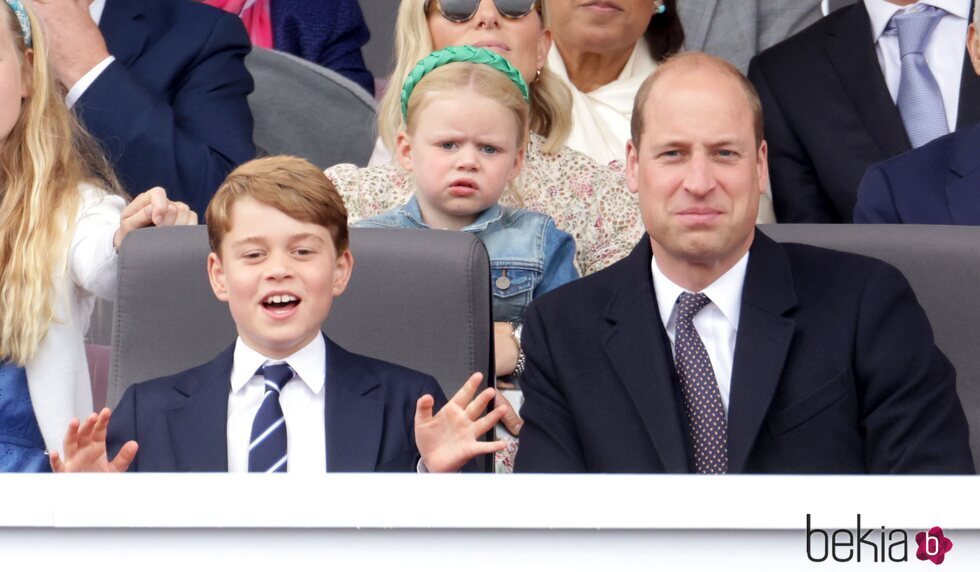 El Príncipe Guillermo y el Príncipe Jorge, Zara Phillips y su hija Lena Tindall en el Desfile del Jubileo de Platino