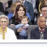 Eugenia de York y Jack Brooksbank y su hijo August en el Desfile del Jubileo de Platino