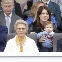 Eugenia de York y Jack Brooksbank y su hijo August en el Desfile del Jubileo de Platino