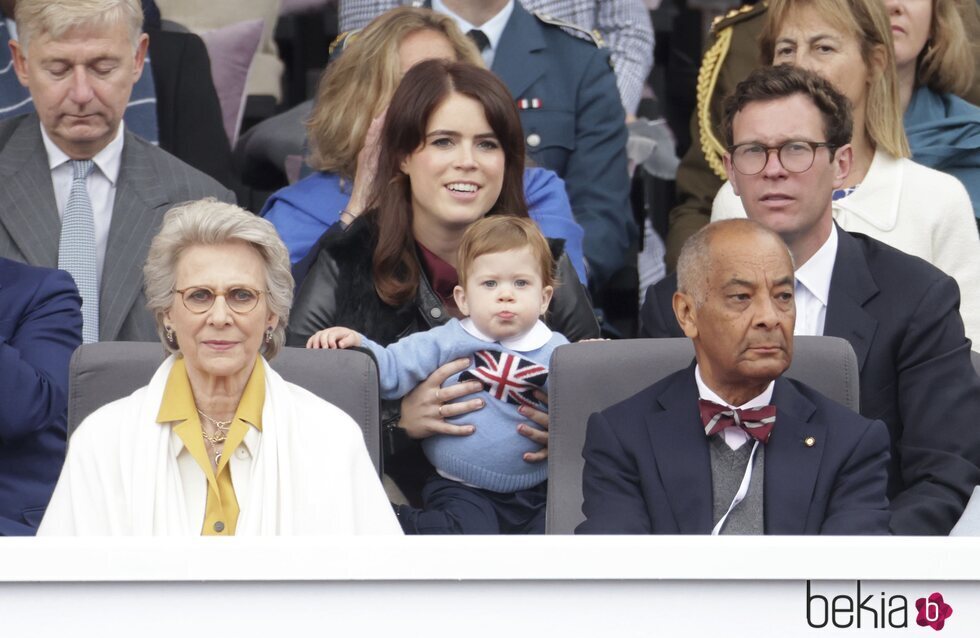 Eugenia de York y Jack Brooksbank y su hijo August en el Desfile del Jubileo de Platino