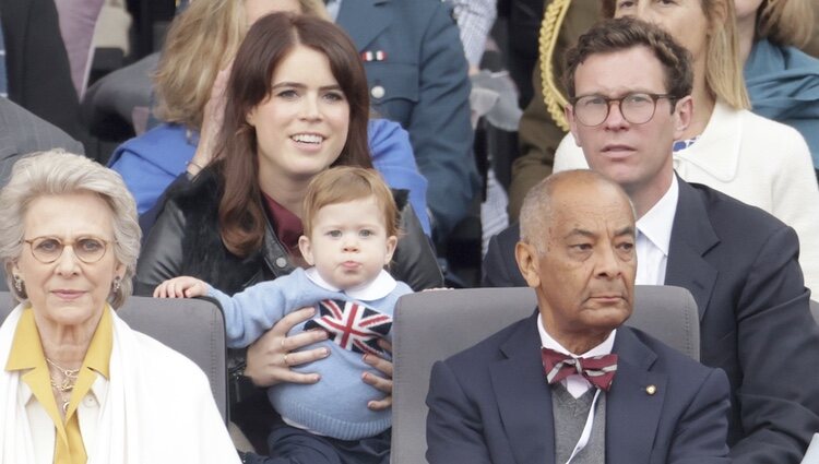 Eugenia de York y Jack Brooksbank y su hijo August en el Desfile del Jubileo de Platino