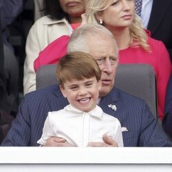 El Príncipe Carlos y su nieto el Príncipe Luis en el Desfile del Jubileo de Platino