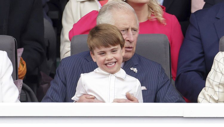 El Príncipe Carlos y su nieto el Príncipe Luis en el Desfile del Jubileo de Platino