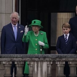 La Reina Isabel, el Príncipe Carlos y Camilla, el Príncipe Guillermo, el Príncipe Jorge y la Princesa Carlota en el final del Jubileo de Platino