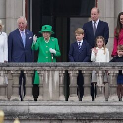 La Reina Isabel saludando junto a Carlos y Camilla, los Duques de Cambridge y sus hijos al final del Jubileo de Platino