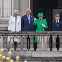 La Reina Isabel saludando junto a Carlos y Camilla, los Duques de Cambridge y sus hijos al final del Jubileo de Platino