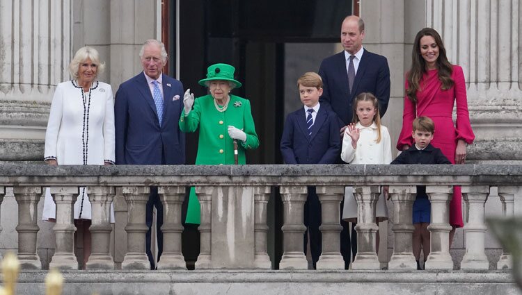 La Reina Isabel saludando junto a Carlos y Camilla, los Duques de Cambridge y sus hijos al final del Jubileo de Platino