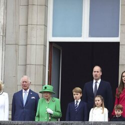 La Familia Real Británica canta el himno de Reino Unido al final del Jubileo de Platino