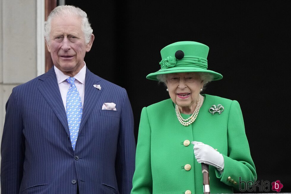 La Reina Isabel y el Príncipe Carlos en el final de los actos por el Jubileo de Platino