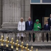 La Reina Isabel, Carlos y Camilla, el Príncipe Guillermo y Kate Middleton y sus hijos Jorge, Carlota y Luis en el final del Jubileo de Platino