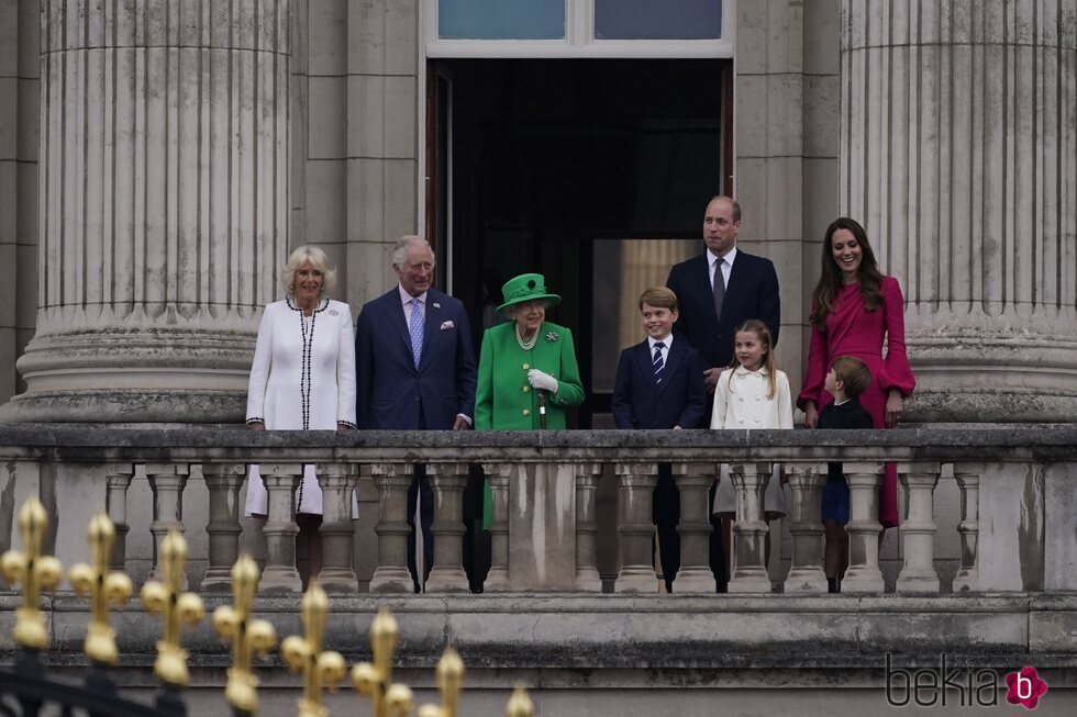 La Reina Isabel, Carlos y Camilla, el Príncipe Guillermo y Kate Middleton y sus hijos Jorge, Carlota y Luis en el final del Jubileo de Platino