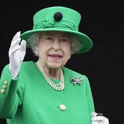 La Reina Isabel saludando desde Buckingham Palace en el final del Jubileo de Platino