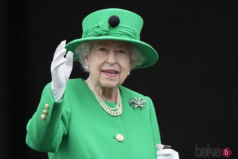 La Reina Isabel saludando desde Buckingham Palace en el final del Jubileo de Platino