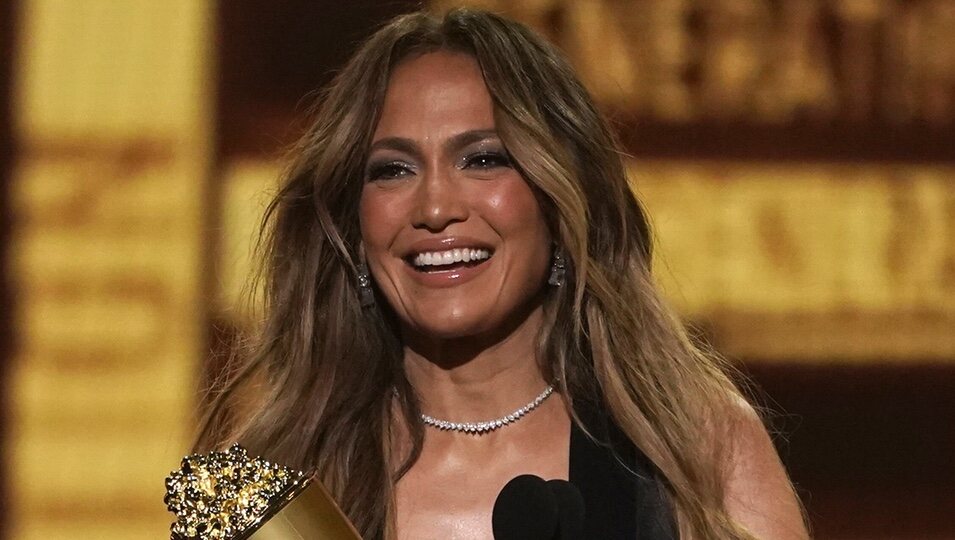 Jennifer Lopez recoge un premio de los MTV Movie and TV