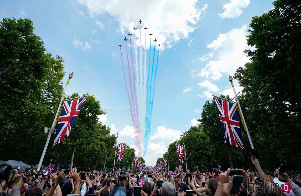 Bandera de Reino Unido pintada en el aire por los aviones de la RAF en Trooping the Colour 2022 por el Jubileo de Platino