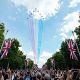 Bandera de Reino Unido pintada en el aire por los aviones de la RAF en Trooping the Colour 2022 por el Jubileo de Platino