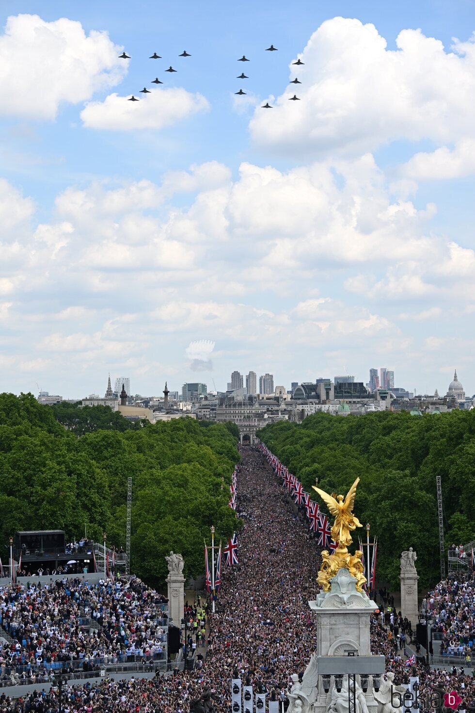 Los aviones de la RAF pintan en el cielo un 70 en honor a la Reina Isabel en Trooping the Colour 2022 por el Jubileo de Platino