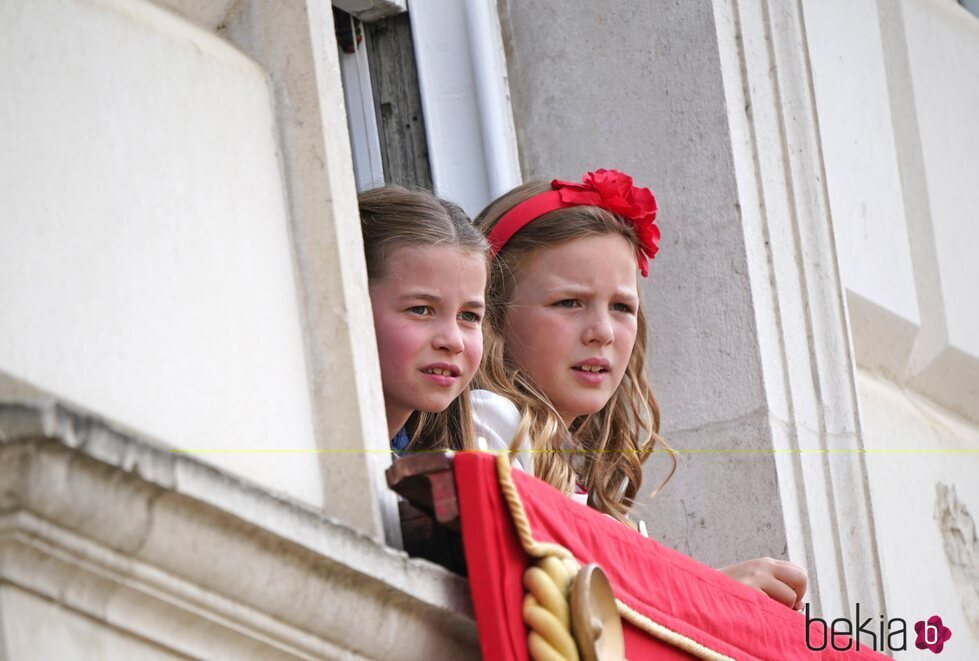 La Princesa Carlota y Mia Tindall en Trooping the Colour 2022 por el Jubileo de Platino