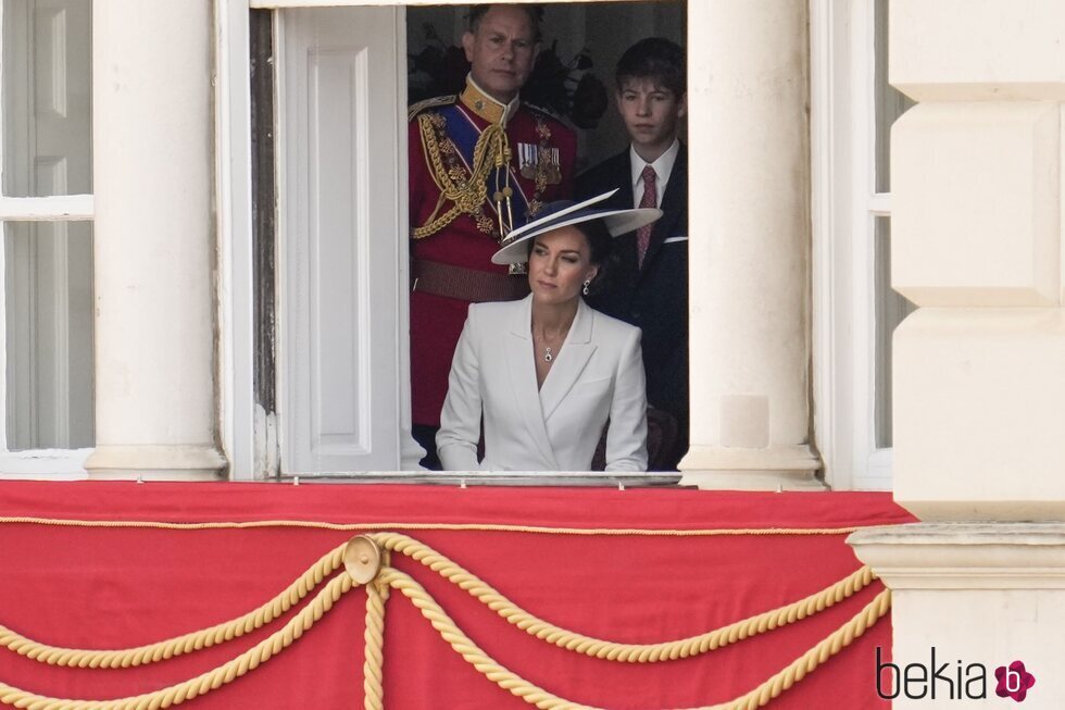 Kate Middleton, el Príncipe Eduardo y James Mountbatten-Windsor Trooping the Colour 2022 por el Jubileo de Platino