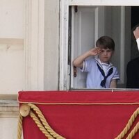 El Príncipe Luis haciendo el saludo militar en Trooping the Colour por el Jubileo de Platino