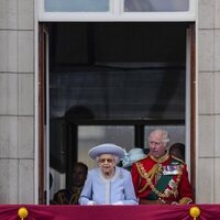 La Reina Isabel y el Príncipe Carlos en Trooping the Colour 2022 por el Jubileo de Platino