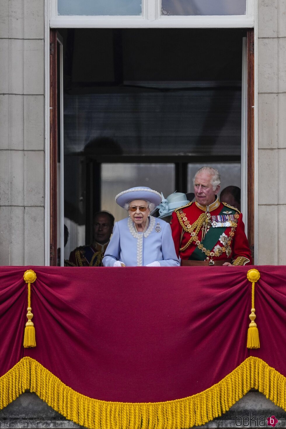 La Reina Isabel y el Príncipe Carlos en Trooping the Colour 2022 por el Jubileo de Platino