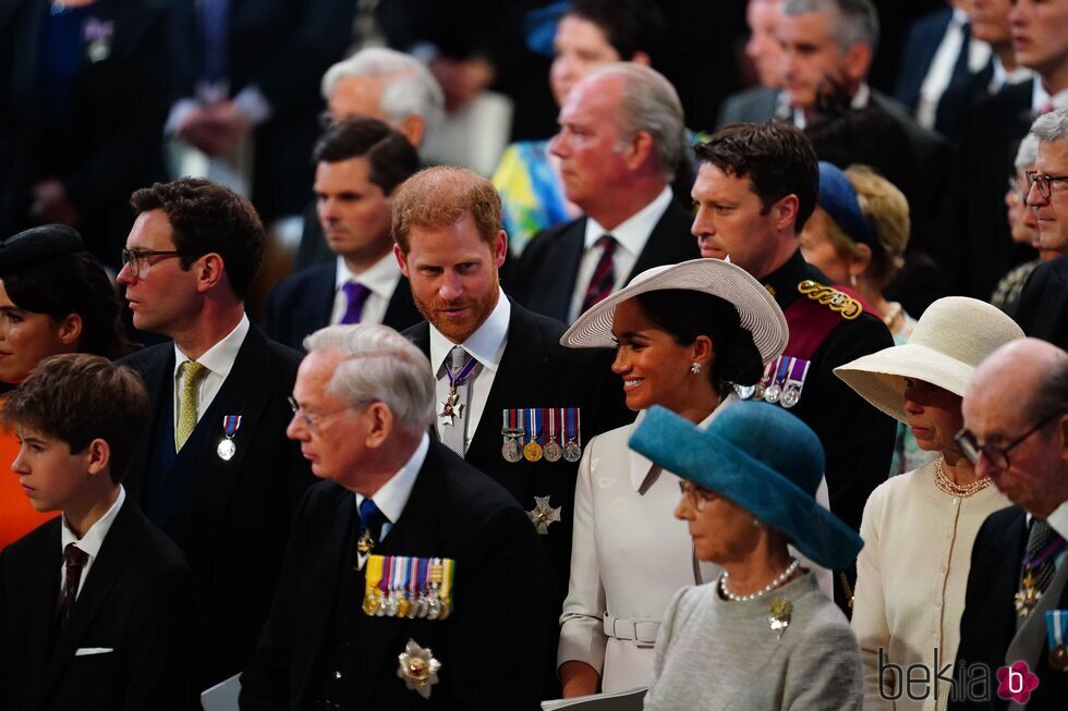 El Príncipe Harry y Meghan Markle y Eugenia de York y Jack Brooksbank en el Jubileo de Platino