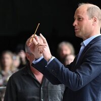 El Príncipe Guillermo dirigiendo una orquesta en su visita a Gales por el Jubileo de Platino